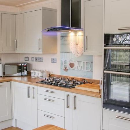 Fabulous Detached Lodge With Hot Tub Two Nights Minimum Stay Бриджнорс Экстерьер фото