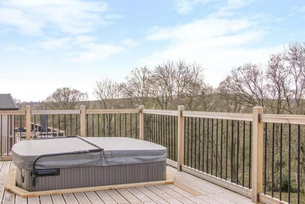 Fabulous Detached Lodge With Hot Tub Two Nights Minimum Stay Бриджнорс Экстерьер фото