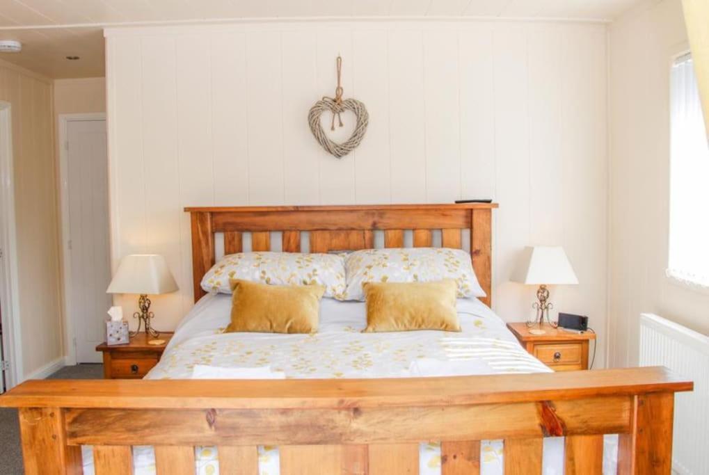 Fabulous Detached Lodge With Hot Tub Two Nights Minimum Stay Бриджнорс Экстерьер фото